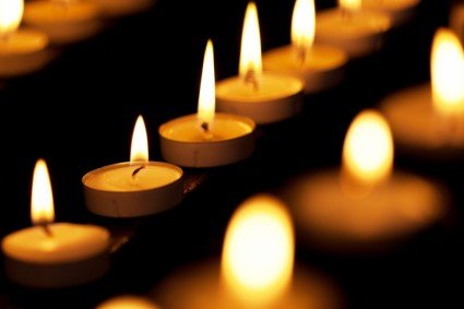 burning_candles_in_church_209033